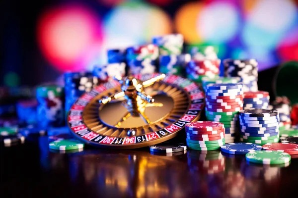 Bikini Paradise blackjack table view on jamintoto showing dealer, player cards, betting layout, and tropical studio setting
